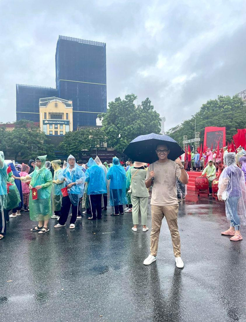 MC Đức Bảo &quot;đội mưa&quot; cùng tập duyệt cho truyền hình trực tiếp Olympia.