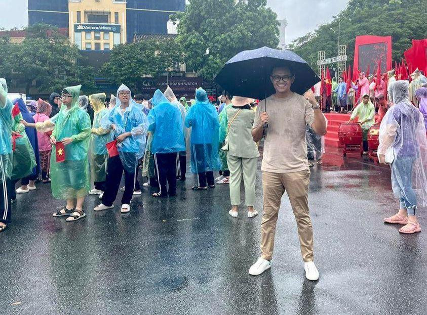 MC Đức Bảo "đội mưa" cùng tập duyệt cho truyền hình trực tiếp Olympia. MC Đức Bảo "đội mưa" cùng tập duyệt cho truyền hình trực tiếp Olympia.