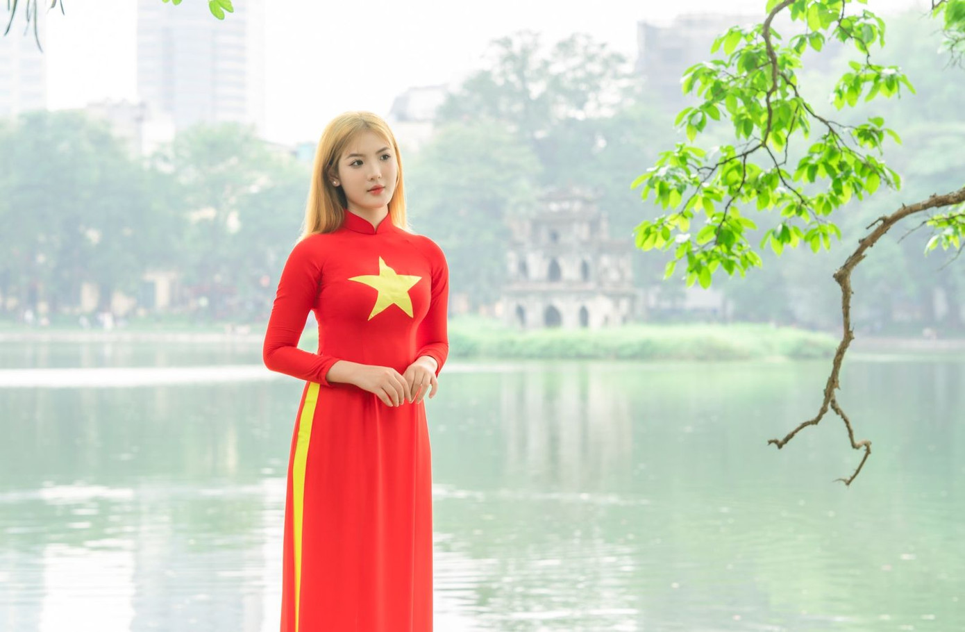 Thiếu nữ mặc áo dài truyền thống chụp ảnh tại Hồ Hoàn Kiếm. Ảnh: Đặng Văn Đức Thiếu nữ mặc áo dài truyền thống chụp ảnh tại Hồ Hoàn Kiếm. Ảnh: Đặng Văn Đức