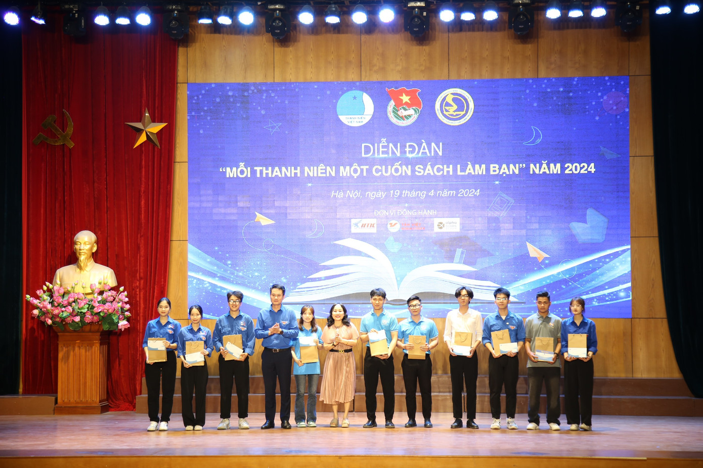 T.Ư Hội LHTN Việt Nam trao tặng học bổng và sách cho 10 sinh viên Trường Đại học Giao thông vận tải. T.Ư Hội LHTN Việt Nam trao tặng học bổng và sách cho 10 sinh viên Trường Đại học Giao thông vận tải.