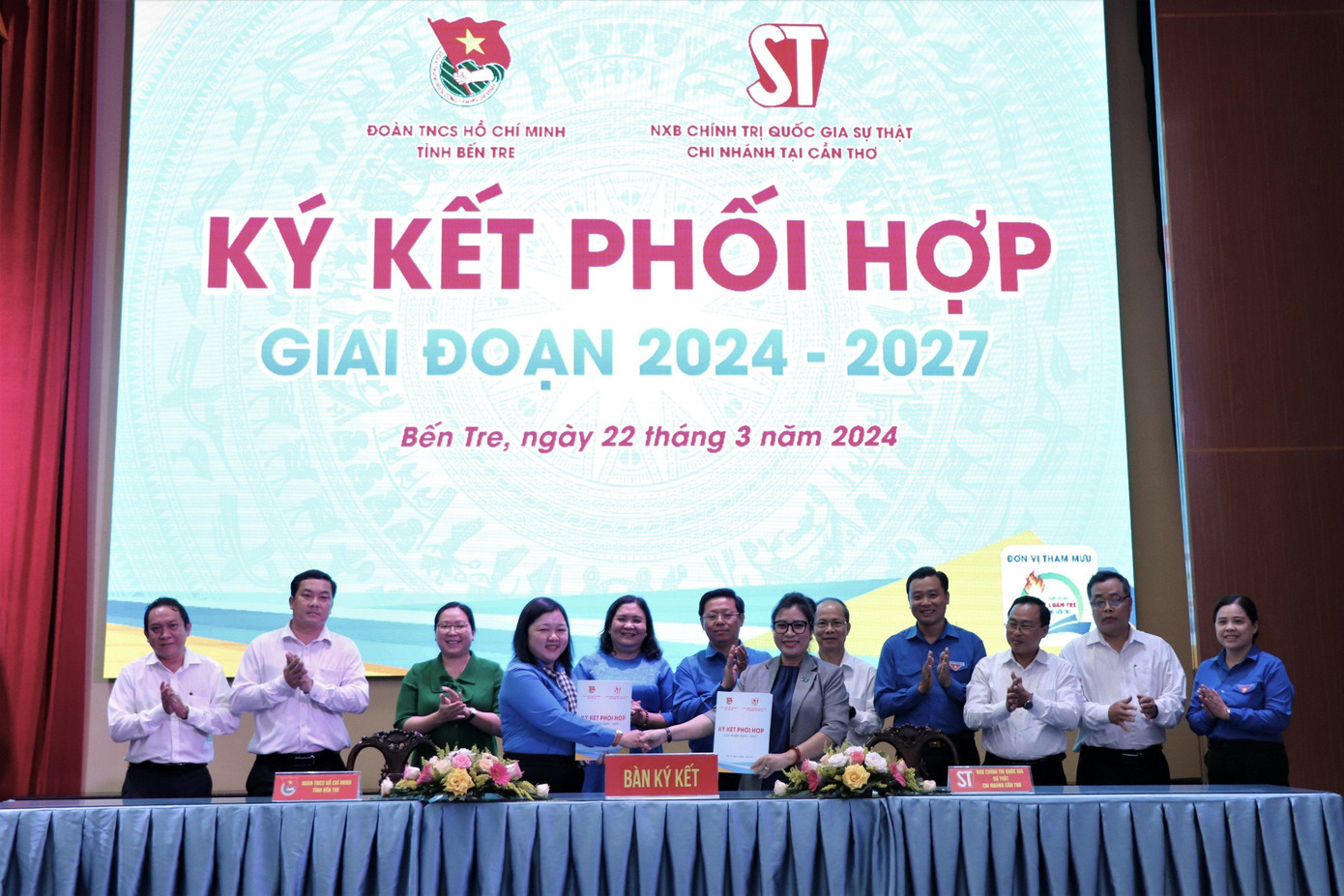 Trong khuôn khổ chương trình, Tỉnh ủy Bến Tre dành tặng 200 cuốn sách “Người trẻ có sợ trách nhiệm?" cho Tỉnh Đoàn Bến Tre. Tỉnh Đoàn và Ban Giám đốc NXB Chính trị Quốc gia Sự thật chi nhánh Cần Thơ ký kết phối hợp giai đoạn 2024 - 2027 để tăng cường sự phối hợp giữa hai đơn vị trong công tác tuyên truyền, giáo dục. Trong khuôn khổ chương trình, Tỉnh ủy Bến Tre dành tặng 200 cuốn sách “Người trẻ có sợ trách nhiệm?" cho Tỉnh Đoàn Bến Tre. Tỉnh Đoàn và Ban Giám đốc NXB Chính trị Quốc gia Sự thật chi nhánh Cần Thơ ký kết phối hợp giai đoạn 2024 - 2027 để tăng cường sự phối hợp giữa hai đơn vị trong công tác tuyên truyền, giáo dục.