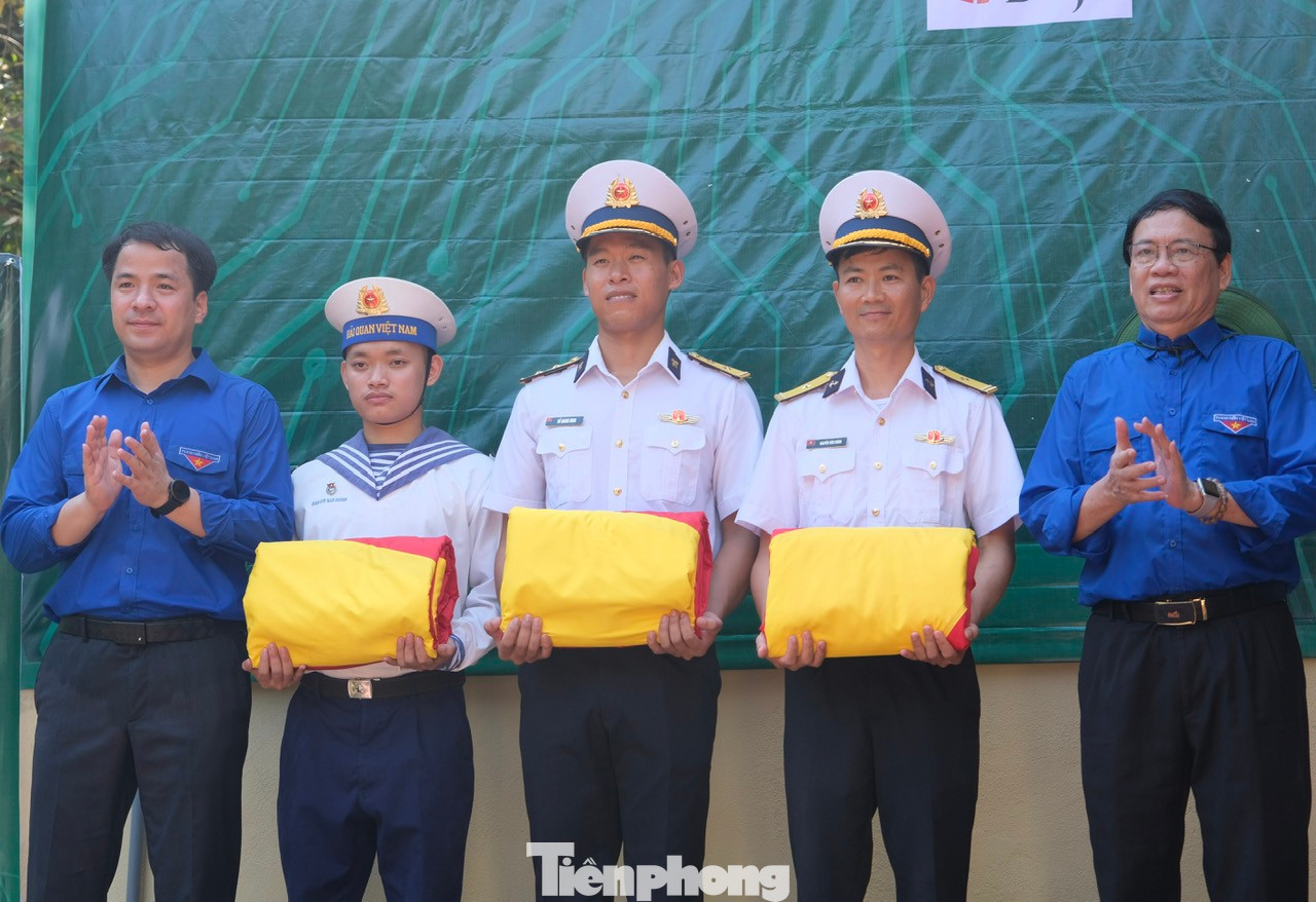 Anh Ngô Văn Cương phát biểu tại chương trình và tặng cờ Tổ quốc. Ảnh: Châu Linh