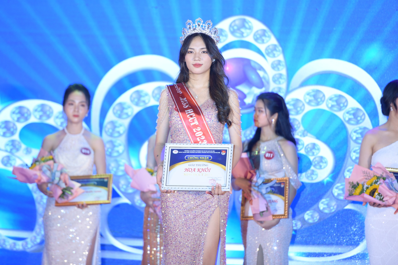 Nữ sinh Nông Thị Thuý Đào - khoa Khách sạn Du lịch, Trường Cao đẳng Thương Mại và Du lịch Hà Nội đã xuất sắc vượt qua 14 thí sinh trong đêm chung kết để đăng quang Miss HCCT 2023. Ảnh: Dương Triều