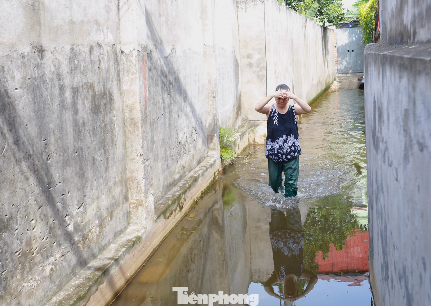 Một tuần sau trận mưa lớn, con ngõ 139 Âu Cơ, Tứ Liên vẫn trong tình trạng nước ngập đến đầu gối.