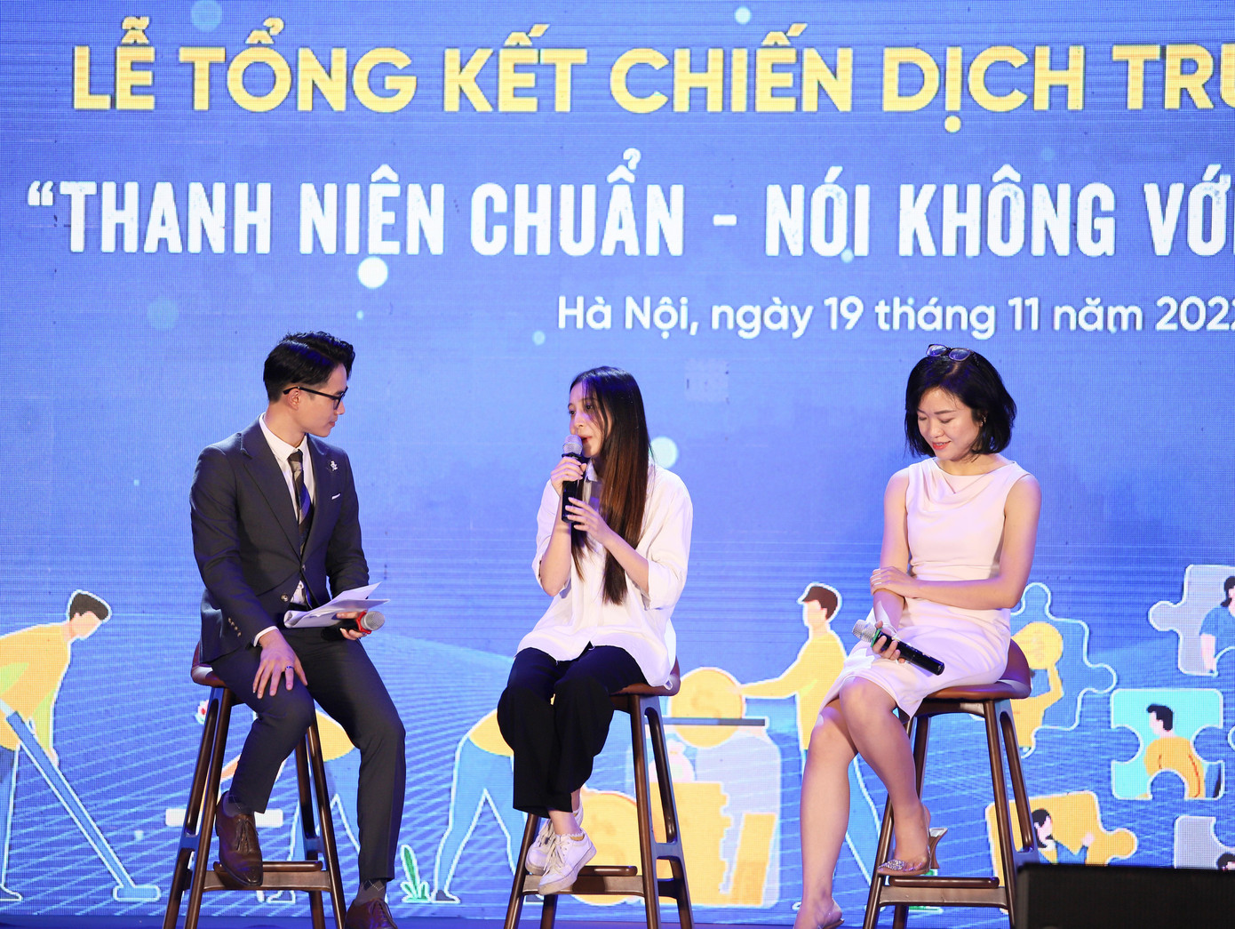 CEO Nguyễn Huyền Phương (váy hồng, diễn giả tại chương trình) trong phiên thảo luận bình đẳng giới.