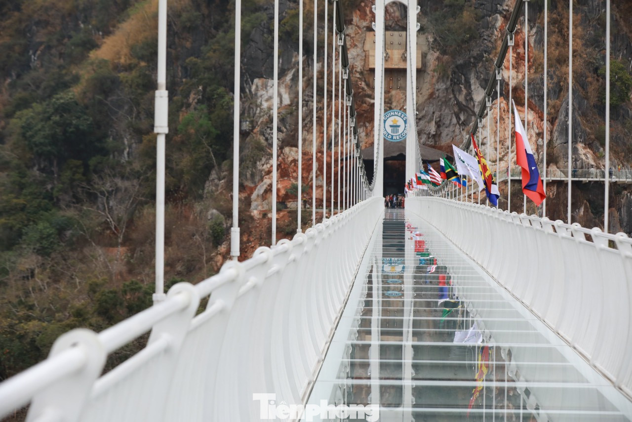 Được biết, chiều rộng mặt cầu là 2,4 m với loại kính siêu cường lực Saint Gobain của Pháp bao gồm 3 lớp, dày 40 mm. Trường hợp một lớp kính bị vỡ, cầu vẫn có khả năng chịu được lực lên tới 5 tấn. Do đó, du khách có thể an tâm trải nghiệm cảm giác mạo hiểm tại đây. Ảnh: Hồng Vĩnh