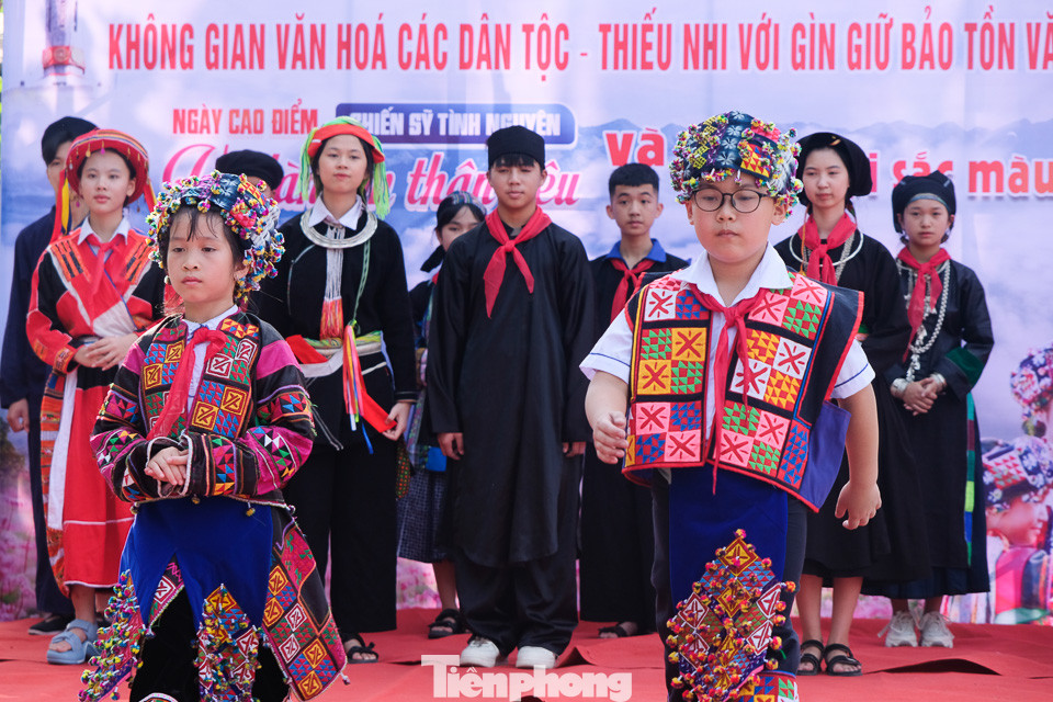 Trang phục dân tộc Lô Lô do 2 em đến từ Hội đồng Đội huyện Mèo Vạc trình diễn. Người Lô Lô ở đây phân chia thành hai nhánh là Lô Lô Đen và Lô Lô Hoa, chủ yếu sinh sống tại các xã của Huyện Đồng Văn, Mèo Vạc và chỉ có sự khác nhau về trang phục truyền thống. Trang phục của người Lô Lô Đen có áo cổ vuông, xẻ ngực cài khuy bằng vải hoặc đồng. Ống tay áo được trang trí nhiều họa tiết hoa văn hoặc đính kèm nhiều miếng vải màu khác nhau. Sống lưng áo trang trí các họa tiết hình vuông nhỏ. Còn trang phục của dân tộc Lô Lô Hoa mặc áo cổ tròn, màu đen hoặc chàm, xẻ ngực. Toàn bộ áo được thêu đính kèm những miếng vải với các màu sắc đỏ, xanh, vàng, trắng. Váy là một điểm nhấn trong bộ trang phục truyền thống của người Lô Lô Đen, chia làm ba lớp: lớp ngoài cùng là những dải tua rua gắn với chùm bông len đủ màu sắc; lớp thứ hai là tấm vải quấn váy chắp nhiều mảng hoa văn; lớp trong cùng là chiếc váy xòe xếp ly màu đen. Hoa văn phổ biến trên vải quấn váy là hoa văn pá pú.