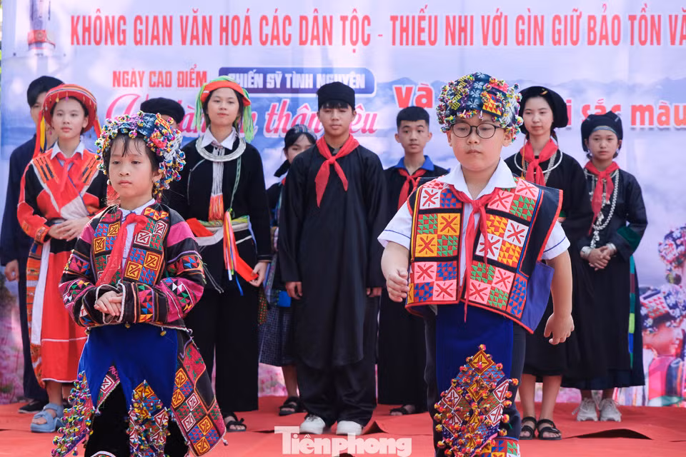 Trang phục dân tộc Lô Lô do 2 em đến từ Hội đồng Đội huyện Mèo Vạc trình diễn. Người Lô Lô ở đây phân chia thành hai nhánh là Lô Lô Đen và Lô Lô Hoa, chủ yếu sinh sống tại các xã của Huyện Đồng Văn, Mèo Vạc và chỉ có sự khác nhau về trang phục truyền thống. Trang phục của người Lô Lô Đen có áo cổ vuông, xẻ ngực cài khuy bằng vải hoặc đồng. Ống tay áo được trang trí nhiều họa tiết hoa văn hoặc đính kèm nhiều miếng vải màu khác nhau. Sống lưng áo trang trí các họa tiết hình vuông nhỏ. Còn trang phục của dân tộc Lô Lô Hoa mặc áo cổ tròn, màu đen hoặc chàm, xẻ ngực. Toàn bộ áo được thêu đính kèm những miếng vải với các màu sắc đỏ, xanh, vàng, trắng. Váy là một điểm nhấn trong bộ trang phục truyền thống của người Lô Lô Đen, chia làm ba lớp: lớp ngoài cùng là những dải tua rua gắn với chùm bông len đủ màu sắc; lớp thứ hai là tấm vải quấn váy chắp nhiều mảng hoa văn; lớp trong cùng là chiếc váy xòe xếp ly màu đen. Hoa văn phổ biến trên vải quấn váy là hoa văn pá pú.