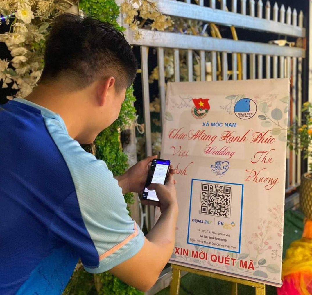 Chỉ cần vài thao tác quét mã QR đơn giản trên điện thoại, việc mừng cưới trở nên nhanh gọn hơn.