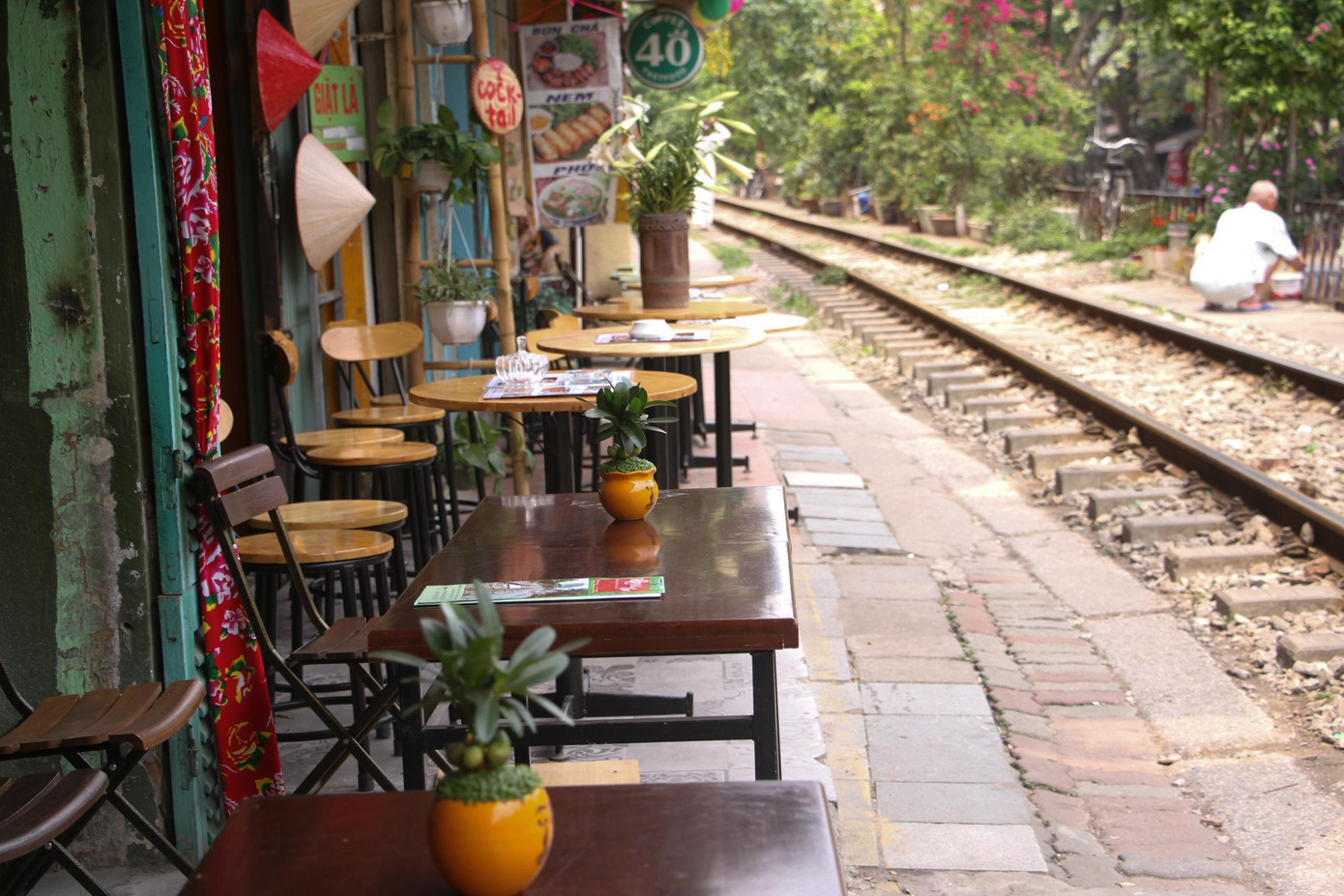 Ông Nguyễn Quốc Hoàn - Phó Chủ tịch UBND quận Hoàn Kiếm thông tin, các hộ dân có thể hoạt động kinh doanh bình thường tại đây nhưng phải tuân thủ hành lang đường sắt, không được phép lấn chiếm. Ông Nguyễn Quốc Hoàn - Phó Chủ tịch UBND quận Hoàn Kiếm thông tin, các hộ dân có thể hoạt động kinh doanh bình thường tại đây nhưng phải tuân thủ hành lang đường sắt, không được phép lấn chiếm.