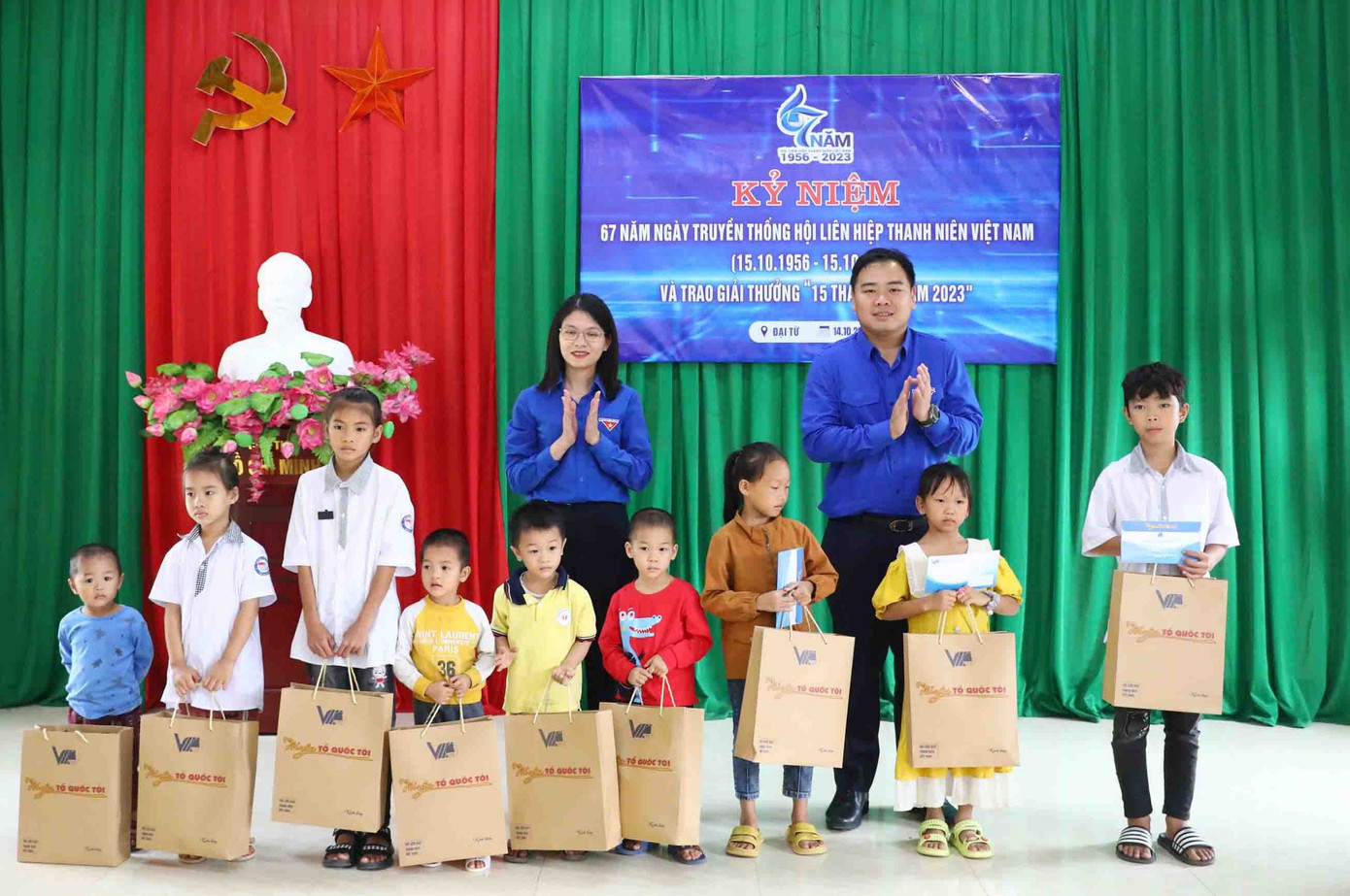 Trao tặng các phần quà cho học sinh có hoàn cảnh khó khăn trên địa bàn xã Phú Xuyên, huyện Đại Từ, tỉnh Thái Nguyên. Trao tặng các phần quà cho học sinh có hoàn cảnh khó khăn trên địa bàn xã Phú Xuyên, huyện Đại Từ, tỉnh Thái Nguyên.