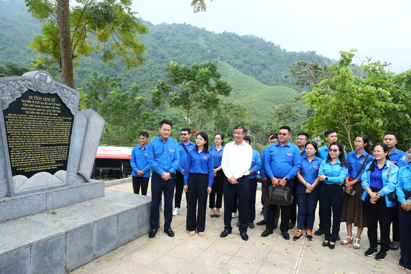 Các cán bộ Hội LHTN Việt Nam thăm địa chỉ đỏ - nơi tổ chức Đại hội đại biểu toàn quốc lần đầu tiên của Hội LHTN Việt Nam và Đoàn TNCS Hồ Chí Minh. Các cán bộ Hội LHTN Việt Nam thăm địa chỉ đỏ - nơi tổ chức Đại hội đại biểu toàn quốc lần đầu tiên của Hội LHTN Việt Nam và Đoàn TNCS Hồ Chí Minh.