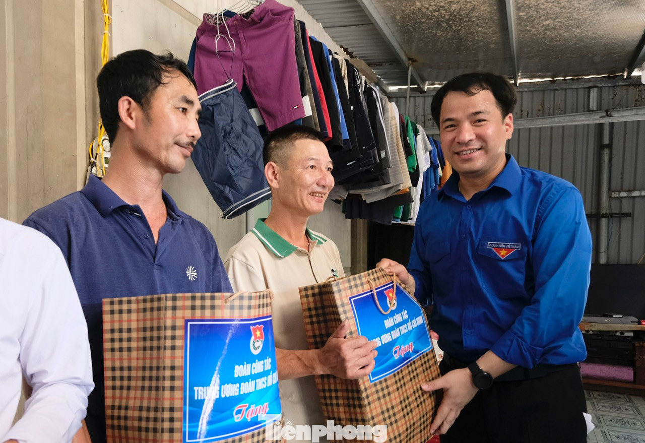 Bí thư T.Ư Đoàn Ngô Văn Cương thăm, tặng quà cho các hộ dân sinh sống trên đảo. Ảnh: Châu Linh