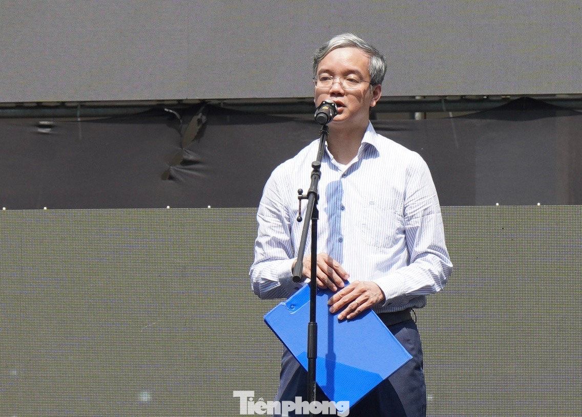 PGS.TS Đào Ngọc Tiến, Phó Hiệu trưởng trường Đại học Ngoại thương phát biểu khai mạc ngày hội. Ảnh: Châu Linh