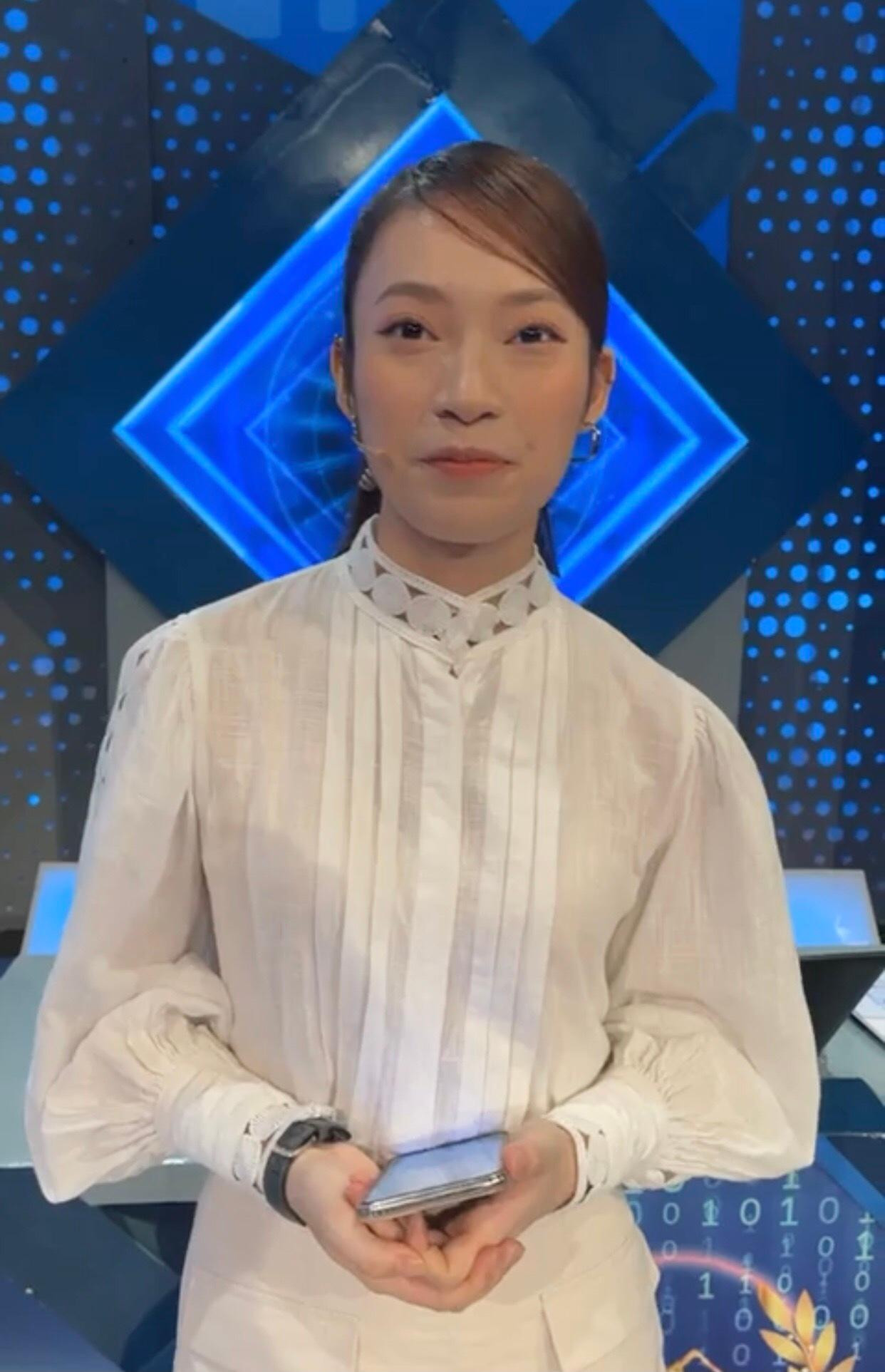 MC Khánh Vy dẫn giọng Nghệ An trên sóng livestream. (Ảnh chụp màn hình) MC Khánh Vy dẫn giọng Nghệ An trên sóng livestream. (Ảnh chụp màn hình)