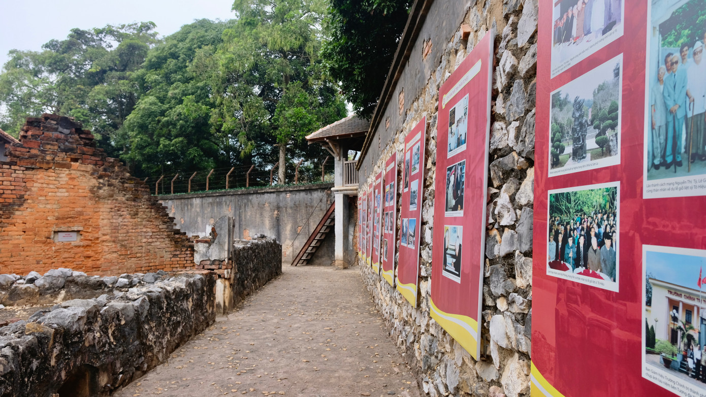Di tích lịch sử Nhà tù Sơn La nằm ở trung tâm thành phố Sơn La, cách Lào 45km về phía Nam. Nhà tù Sơn La đã được người Pháp xây dựng trong thời kỳ Pháp thuộc nhằm mục tiêu giam cầm những người làm cách mạng của Việt Nam. Ngày nay, nơi đây trở thành một địa chỉ đỏ trong công tác giáo dục truyền thống cách mạng cho thế hệ các dân tộc Sơn La và nhân dân cả nước; một trong những điểm tham quan lịch sử ý nghĩa với người dân Việt Nam cũng như du khách quốc tế. Ảnh: Châu Linh