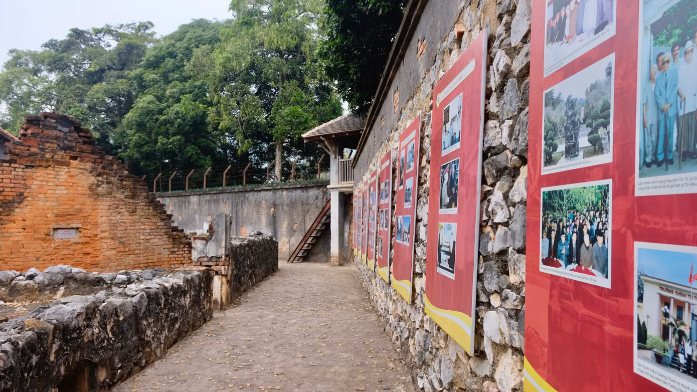 Di tích lịch sử Nhà tù Sơn La nằm ở trung tâm thành phố Sơn La, cách Lào 45km về phía Nam. Nhà tù Sơn La đã được người Pháp xây dựng trong thời kỳ Pháp thuộc nhằm mục tiêu giam cầm những người làm cách mạng của Việt Nam. Ngày nay, nơi đây trở thành một địa chỉ đỏ trong công tác giáo dục truyền thống cách mạng cho thế hệ các dân tộc Sơn La và nhân dân cả nước; một trong những điểm tham quan lịch sử ý nghĩa với người dân Việt Nam cũng như du khách quốc tế. Ảnh: Châu Linh
