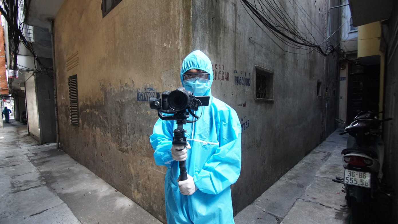 Trước đó, do tóc đã hơi dài nên gây nóng bức khi mặc đồ bảo hộ. Trước đó, do tóc đã hơi dài nên gây nóng bức khi mặc đồ bảo hộ.