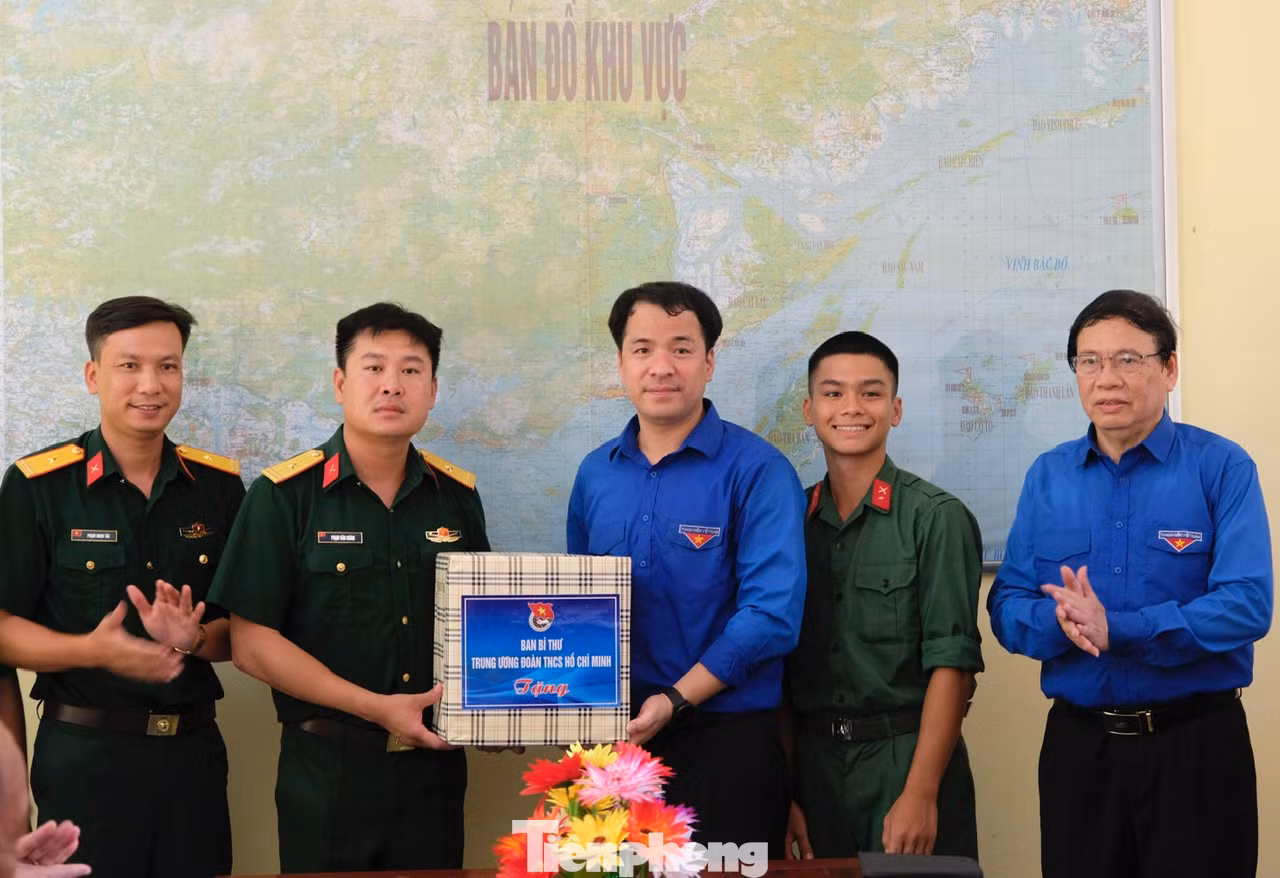 Đoàn công tác T.Ư Đoàn tặng quà cho Đồn Biên phòng đảo Trần. Ảnh: Châu Linh Đoàn công tác T.Ư Đoàn tặng quà cho Đồn Biên phòng đảo Trần. Ảnh: Châu Linh