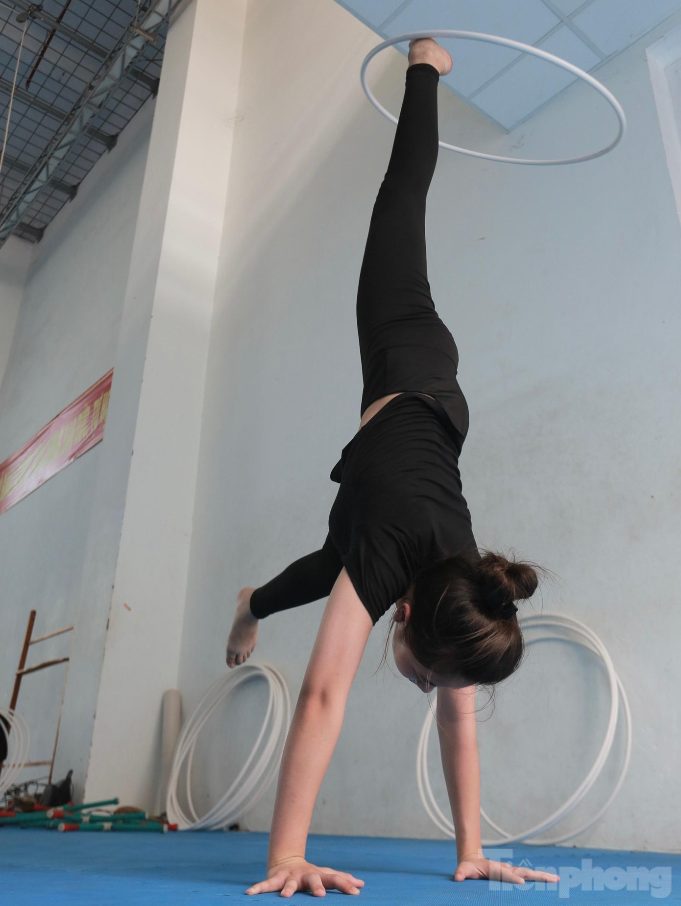 Nữ học viên thực hiện động tác vừa uốn dẻo, vừa lắc vòng bằng ngón chân. Trước đó, cô bạn từng nhiều lần tập không thành.