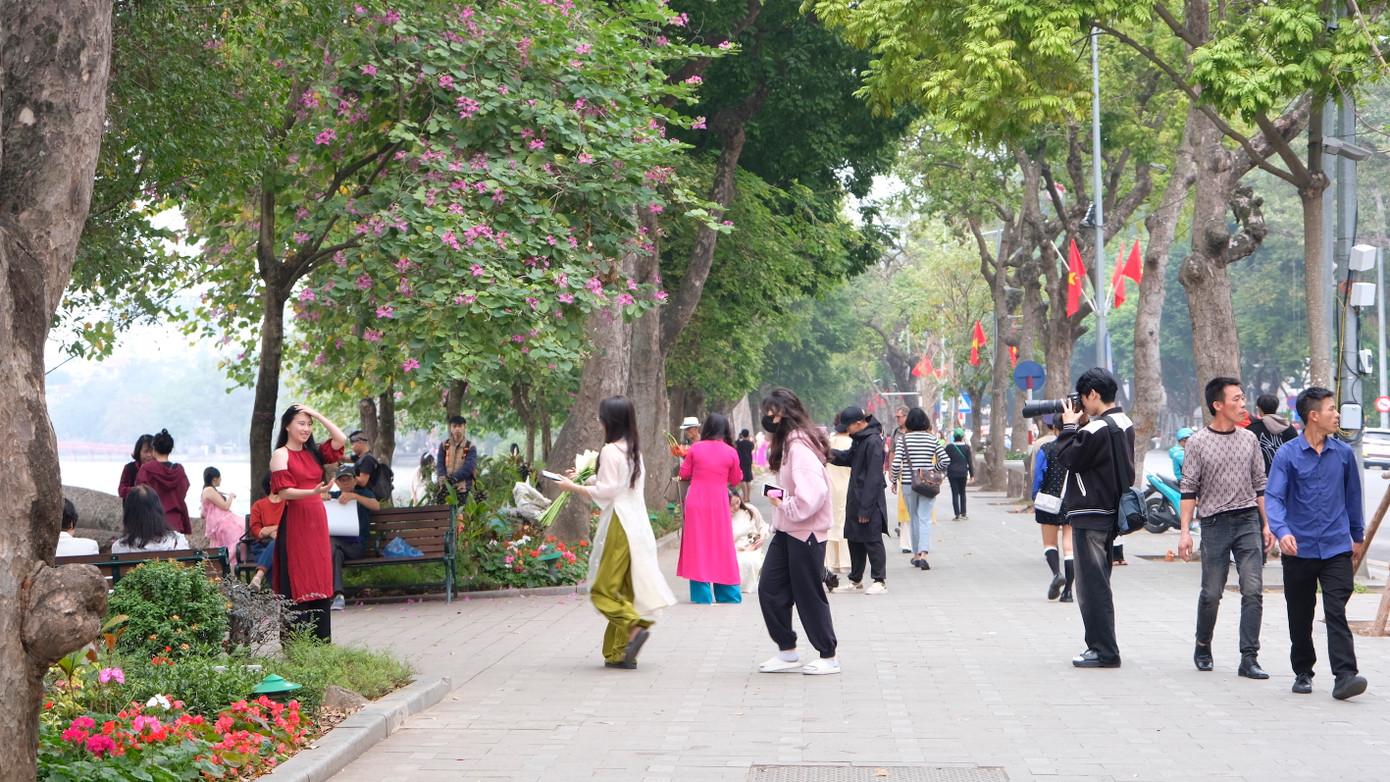 Phố đi bộ Hồ Gươm không chỉ là nơi mọi người có thể đi dạo, vui chơi, giao lưu, trò chuyện, mà còn là nơi diễn ra các trò chơi dân gian, hoạt động văn hóa nghệ thuật... Đặc biệt, nơi đây cũng là lựa chọn của nhiều bạn trẻ chụp ảnh trong dịp Tết. Sau 5 năm làm việc tại Nhật Bản, bạn Nguyễn Thị Diệp (24 tuổi, quê ở Hưng Yên) trở về Hà Nội và ngỡ ngàng trước sự thay đổi về phong cảnh, sự nhộn nhịp của Thủ đô. Đặc biệt, phố đi bộ Hồ Gươm đã lưu giữ nhiều kỷ niệm của Diệp cùng bạn bè trong những năm sống ở Hà Nội. Vì vậy, cô bạn quyết định chụp bộ ảnh áo dài đón Tết tại đây. Ảnh: Diệu Nhi