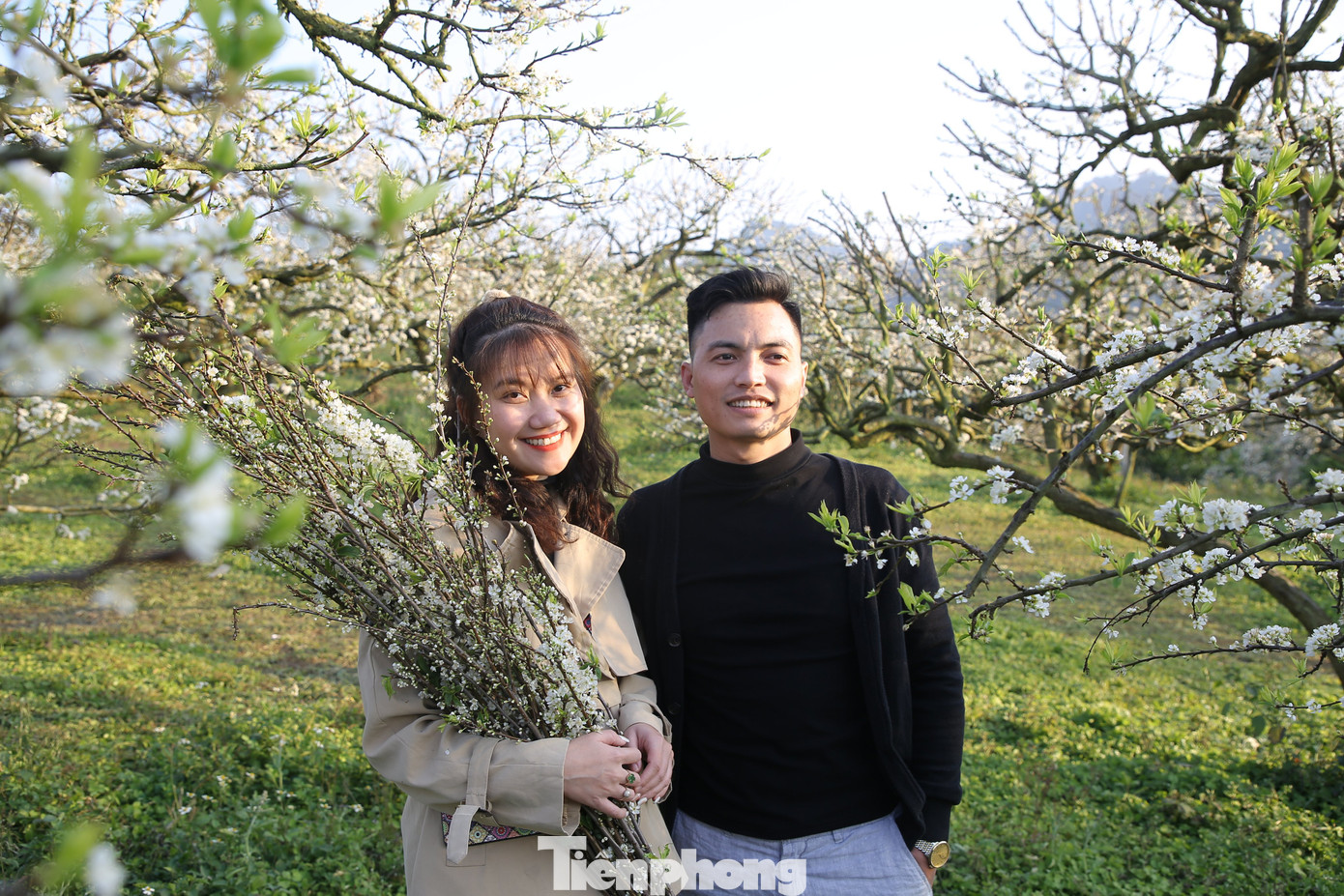 Nhiều cặp đôi tranh thủ đến đây chụp ảnh. - Ảnh: Huy Thành