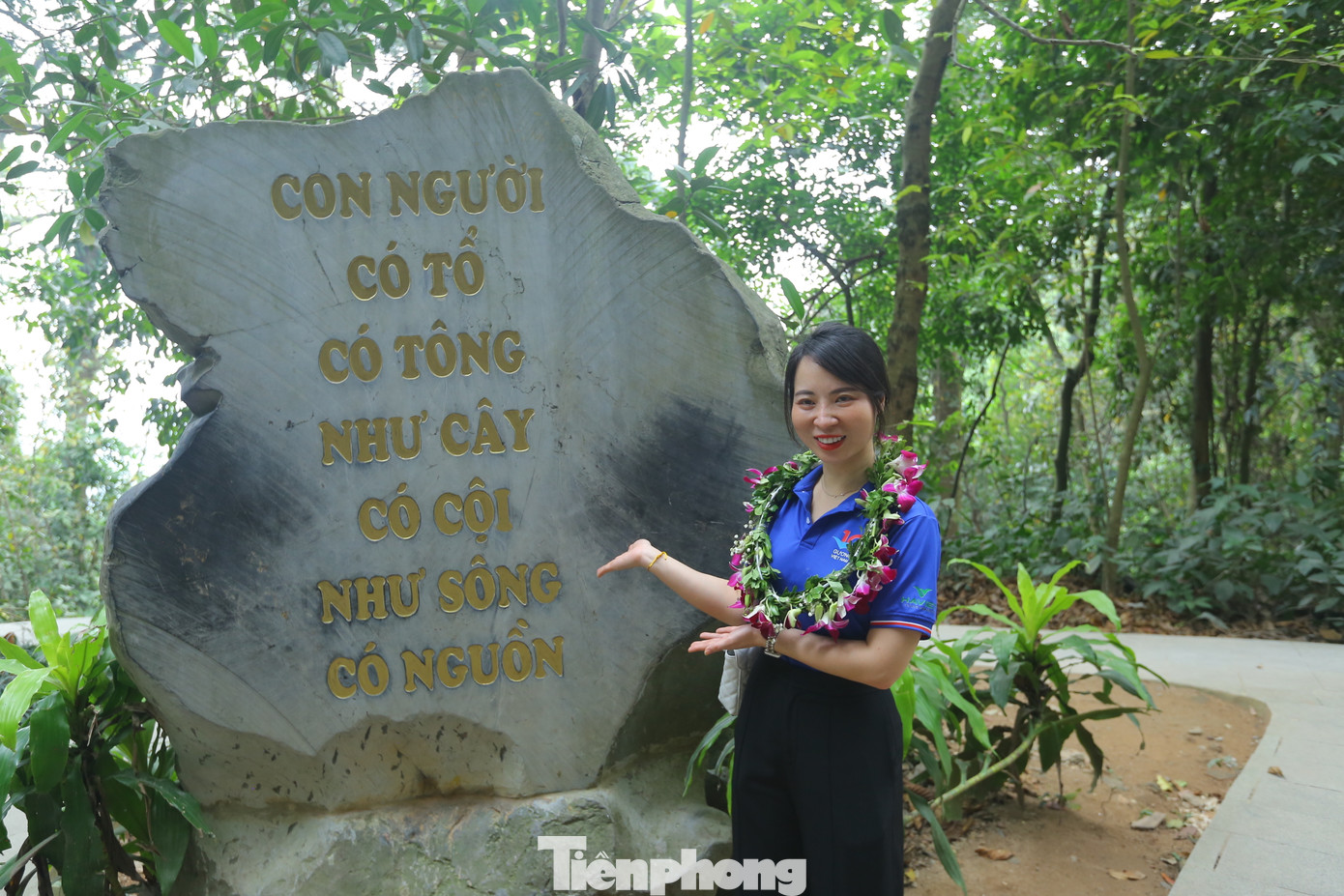 Từ chân núi đi lên, qua cổng đền, điểm dừng chân đầu tiên của đoàn đại biểu gương mặt trẻ là đền Hạ - tương truyền là nơi nàng Âu Cơ đẻ ra bọc trăm trứng. Qua đền Hạ là đền Trung, nơi các vua Hùng dùng làm nơi họp bàn với các Lạc hầu, Lạc tướng. Trên đỉnh núi là đền Thượng - lăng Hùng Vương thứ sáu. Từ đền Thượng đi xuống phía Tây nam là đền Giếng, nơi có giếng đá quanh năm nước trong vắt. Từ chân núi đi lên, qua cổng đền, điểm dừng chân đầu tiên của đoàn đại biểu gương mặt trẻ là đền Hạ - tương truyền là nơi nàng Âu Cơ đẻ ra bọc trăm trứng. Qua đền Hạ là đền Trung, nơi các vua Hùng dùng làm nơi họp bàn với các Lạc hầu, Lạc tướng. Trên đỉnh núi là đền Thượng - lăng Hùng Vương thứ sáu. Từ đền Thượng đi xuống phía Tây nam là đền Giếng, nơi có giếng đá quanh năm nước trong vắt.