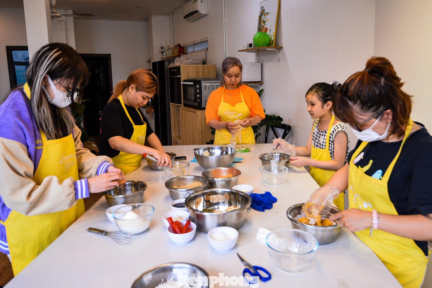 Một lớp học làm bánh của bạn Thu Trang có 4 thành viên, diễn ra trong vài giờ đồng hồ. Một lớp học làm bánh của bạn Thu Trang có 4 thành viên, diễn ra trong vài giờ đồng hồ.