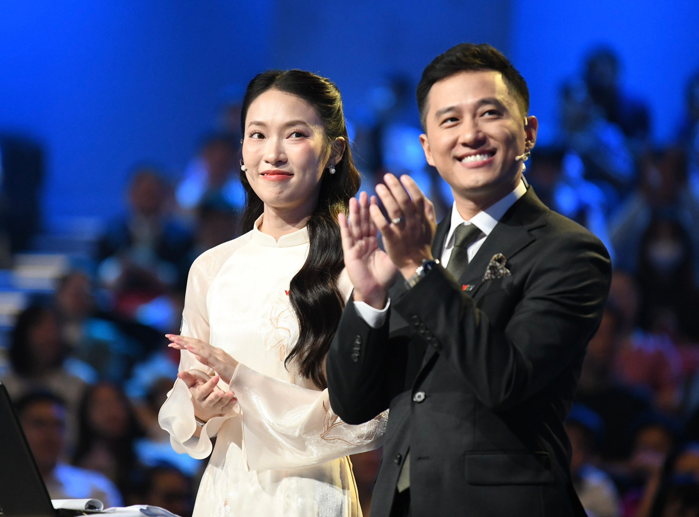 Tháng 6 vừa qua, MC Khánh Vy nhận thông báo trúng tuyển học bổng toàn phần thạc sĩ của chính phủ Anh. Trước đó, Khánh Vy bất ngờ được nhiều người biết đến sau clip nói 7 thứ tiếng vào năm 2016. Sau 5 năm, cựu nữ sinh Học viện Ngoại giao đã gây dựng và tạo "thương hiệu" cá nhân qua nhiều vai trò như MC VTV, người truyền cảm hứng học ngoại ngữ trên mạng xã hội qua các video VyVocab, cách tự học IELTS đạt điểm cao...