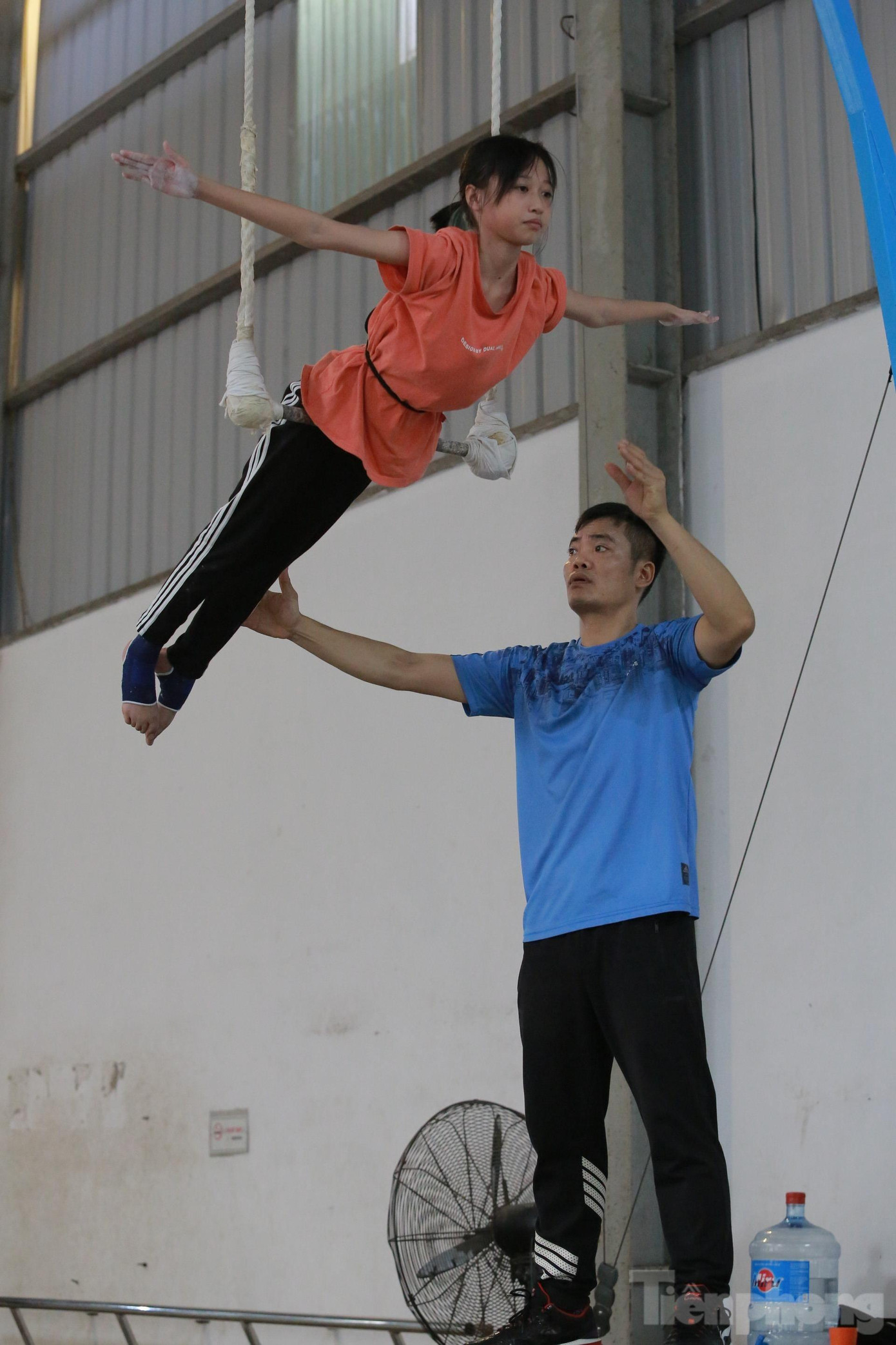 Chia sẻ với PV Tiền Phong, anh Nguyễn Minh Chính (giáo viên khoa Xiếc) cho biết: "Thầy và trò trường xiếc luôn phải trong trạng thái tập trung cao độ mỗi khi tập luyện. Để thực hiện được những động tác khó, trước tiên, tôi dạy học viên cách ngã như thế nào cho an toàn trước. Ví dụ như tiết mục nhào lộn, các em phải học tư thế ngã sao cho an toàn và tự bảo vệ mình trước. Ngoài giờ học, thầy cô giáo cũng gọi điện nhắc nhở các em chế độ ăn uống, nghỉ ngơi sao cho đảm bảo sức khỏe để luyện tập. Dần, thầy và trò như con với cha, cùng ăn, cùng ngủ, cùng sinh hoạt. Đây chính là một trong những đặc thù của trường xiếc so với các trường khác".