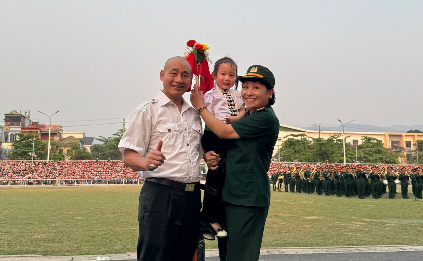 Em bé Trần Vy Trâm tại buổi tập luyện chuẩn bị trước Lễ diễu binh, diễu hành kỷ niệm 70 năm Chiến thắng Điện Biên Phủ. Ảnh: NVCC