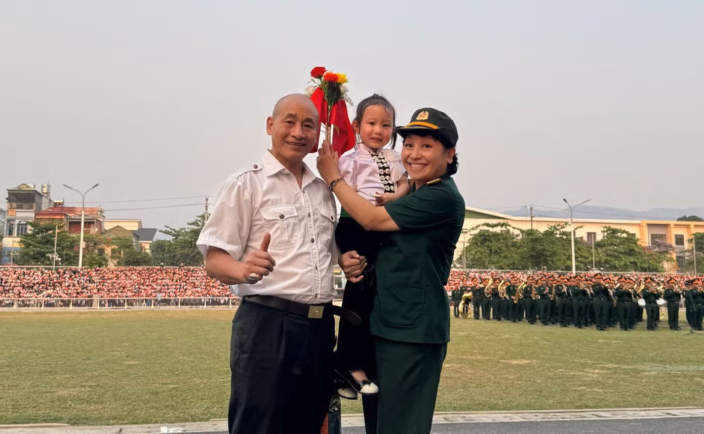 Em bé Trần Vy Trâm tại buổi tập luyện chuẩn bị trước Lễ diễu binh, diễu hành kỷ niệm 70 năm Chiến thắng Điện Biên Phủ. Ảnh: NVCC
