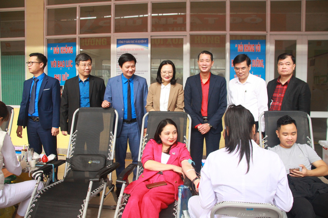 Các bạn đoàn viên, thanh niên tham gia chương trình Chủ Nhật Đỏ lần thứ XVI, hưởng ứng Lễ hội Xuân hồng năm 2024.