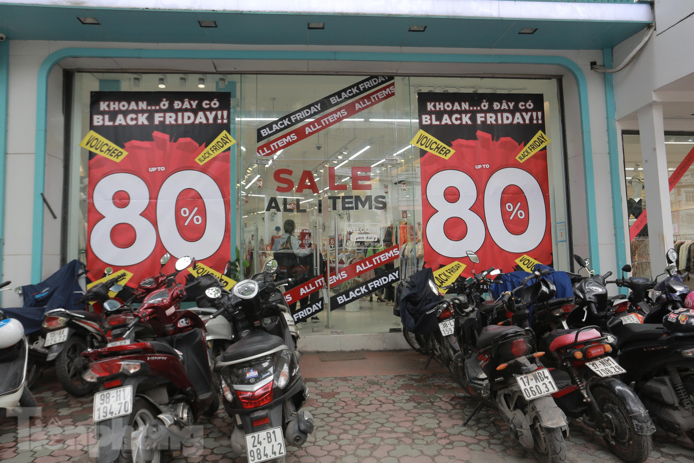 Nhiều cửa hàng treo biển quảng cáo hạ giá tới 80% Nhiều cửa hàng treo biển quảng cáo hạ giá tới 80%