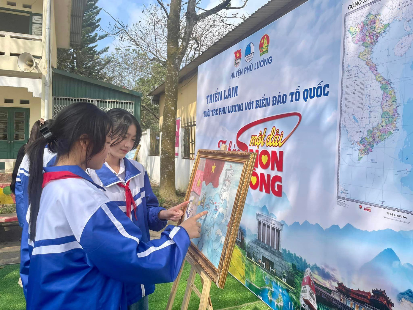 Các em học sinh tích cực hưởng ứng cuộc vận động bằng nhiều hình thức mới. Các em học sinh tích cực hưởng ứng cuộc vận động bằng nhiều hình thức mới.