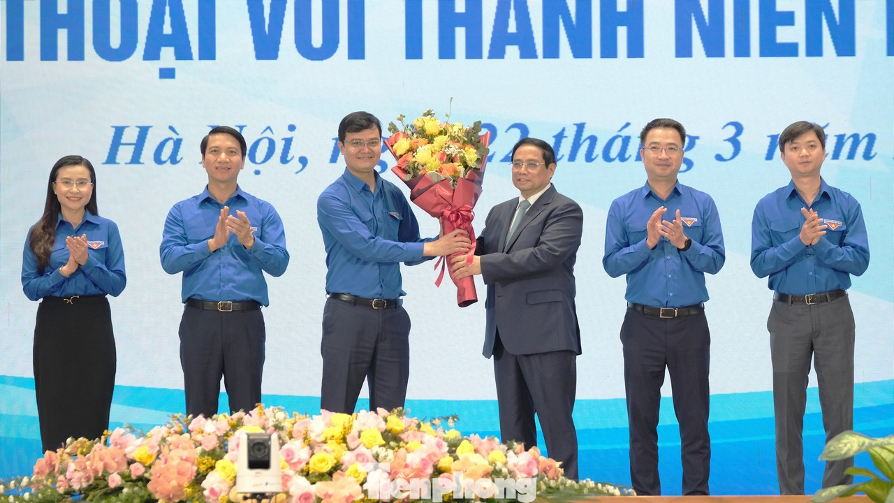 Thủ tướng Phạm Minh Chính tặng hoa chúc mừng Đoàn TNCS Hồ Chí Minh; tặng quà cho 10 Gương mặt Trẻ tiêu biểu năm 2022 và 10 Gương mặt Trẻ triển vọng năm 2022. Ảnh: Các đồng chí Bí thư Trung ương Đoàn nhận hoa chúc mừng của Thủ tướng Phạm Minh Chính. Thủ tướng Phạm Minh Chính tặng hoa chúc mừng Đoàn TNCS Hồ Chí Minh; tặng quà cho 10 Gương mặt Trẻ tiêu biểu năm 2022 và 10 Gương mặt Trẻ triển vọng năm 2022. Ảnh: Các đồng chí Bí thư Trung ương Đoàn nhận hoa chúc mừng của Thủ tướng Phạm Minh Chính.