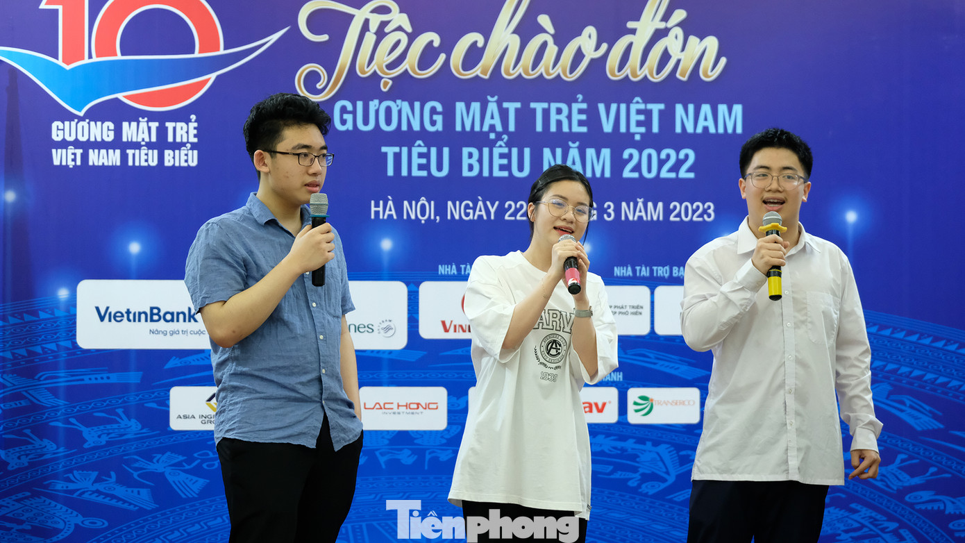 Ngô Quý Đăng, Võ Hoàng Hải, Nguyễn Thiên Ngân cùng hát ca khúc đầy hứng khởi, khí thế.