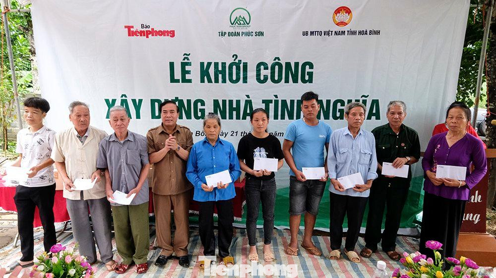 Trao quà cho các hộ gia đình chính sách tại xã Đú Sáng.