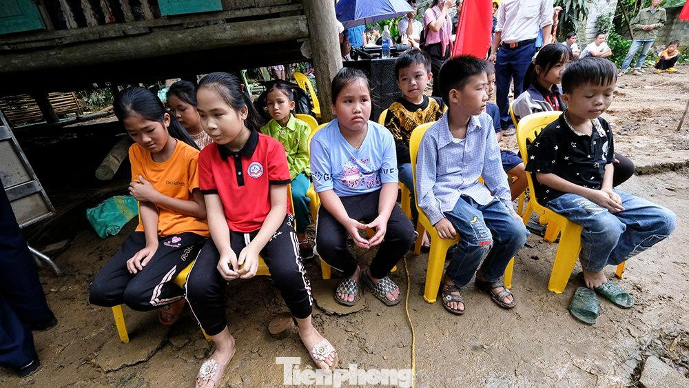 Trẻ em khó khăn tại xã Đú Sáng có mặt từ sớm để dự sự kiện.