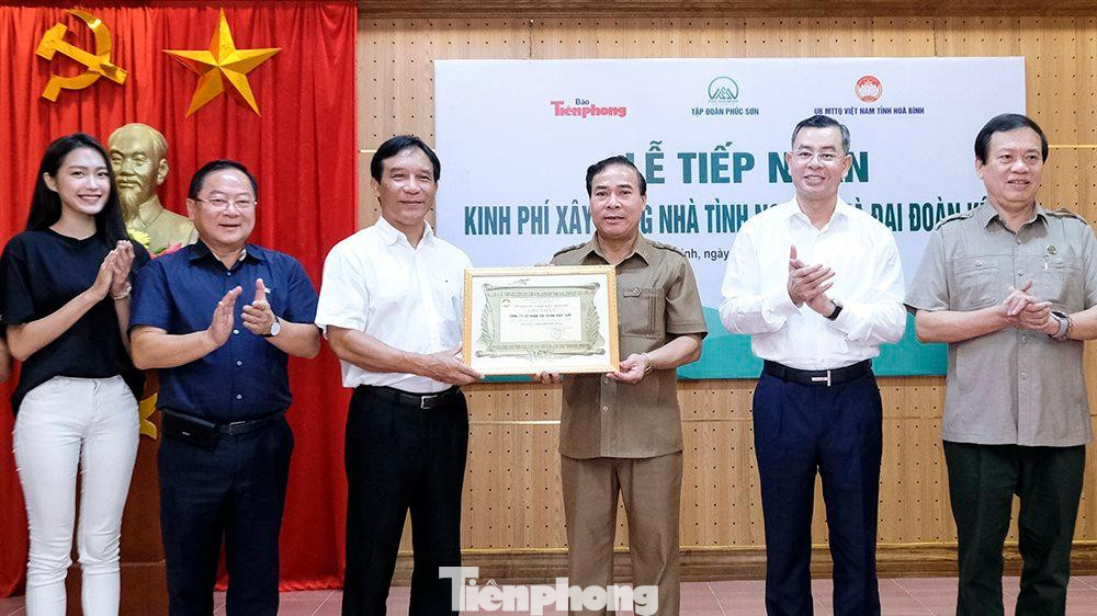 Đồng chí Bùi Tiến Lực - UVBTV Tỉnh uỷ, Trưởng Ban Dân vận Tỉnh uỷ, Chủ tịch Uỷ ban MTTQ Việt Nam tỉnh Hòa Bình trao giấy ghi nhận cho Công ty cổ phần Tập đoàn Phúc Sơn đã ủng hộ quỹ vì người nghèo cho tỉnh Hòa Bình.