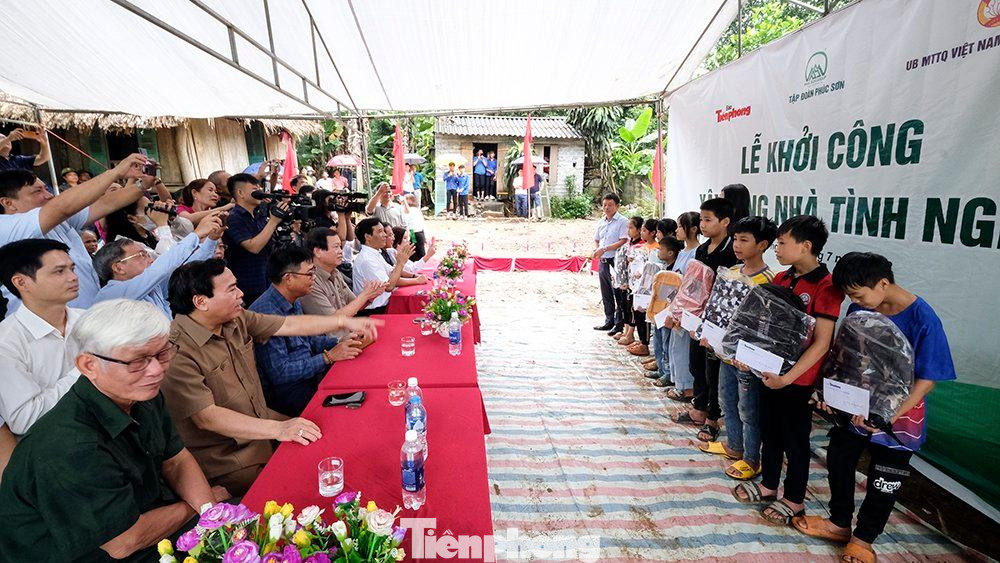 Tới dự và phát biểu tại Lễ khởi công xây dựng nhà tình Nghĩa có: đồng chí Ngô Văn Tuấn, Uỷ viên Trung ương Đảng, Bí thư Tỉnh uỷ Hoà Bình; đồng chí Vũ Trọng Kim, Chủ tịch Hội cựu TNXP; ông Ngô Đại Tuấn, Phó Tổng giám đốc Công ty Cổ phẩn Tập Đoàn Phúc Sơn; nhà báo Lê Xuân Sơn, Tổng Biên tập Báo Tiền phong; nhà báo Phùng Công Sưởng, Phó Tổng Biên tập Báo Tiền phong; đồng chí Lê Hồng Chuyên, Phó chỉ huy trưởng lực lượng TNXP Trung ương...