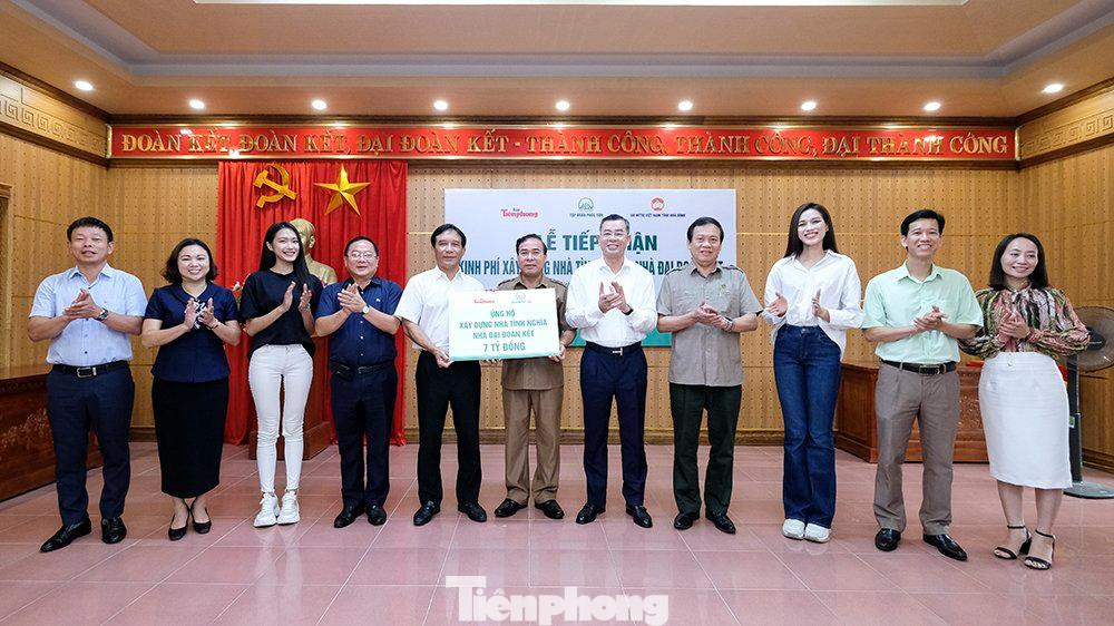 Trước đó, lễ tiếp nhận kinh phí xây nhà tình nghĩa diễn ra lúc 8h30 phút sáng với sự tham dự của đồng chí Ngô Văn Tuấn, Uỷ viên Trung ương Đảng - Bí thư Tỉnh uỷ Hoà Bình; ông Ngô Đại Tuấn, Phó Tổng giám đốc Công ty Cổ phẩn Tập Đoàn Phúc Sơn; nhà báo Lê Xuân Sơn - Tổng Biên tập Báo Tiền Phong và nhiều đại biểu khác.