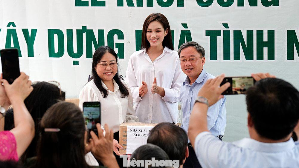 Sáng ngày 21/7, Lễ khởi công xây dựng nhà tình nghĩa tại xã Đú Sáng diễn ra với những nội dung: Trao 10 suất quà cho các hộ gia đình chính sách; tặng quà cho học sinh có hoàn cảnh khó khăn, có thành tích học tập tốt; trao tặng ấn phẩm sách, truyện cho học sinh tiểu học; tiến hành nghi Lễ khởi công.