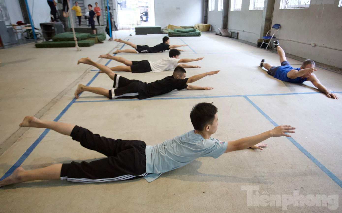 Các học viên ở đây độ tuổi từ 11 đến 18. Vì vậy, thầy cô giáo trường xiếc ngoài dạy chuyên môn còn đóng vai trò như một "bảo mẫu", cùng sinh hoạt, dạy học viên về kỹ năng sống.