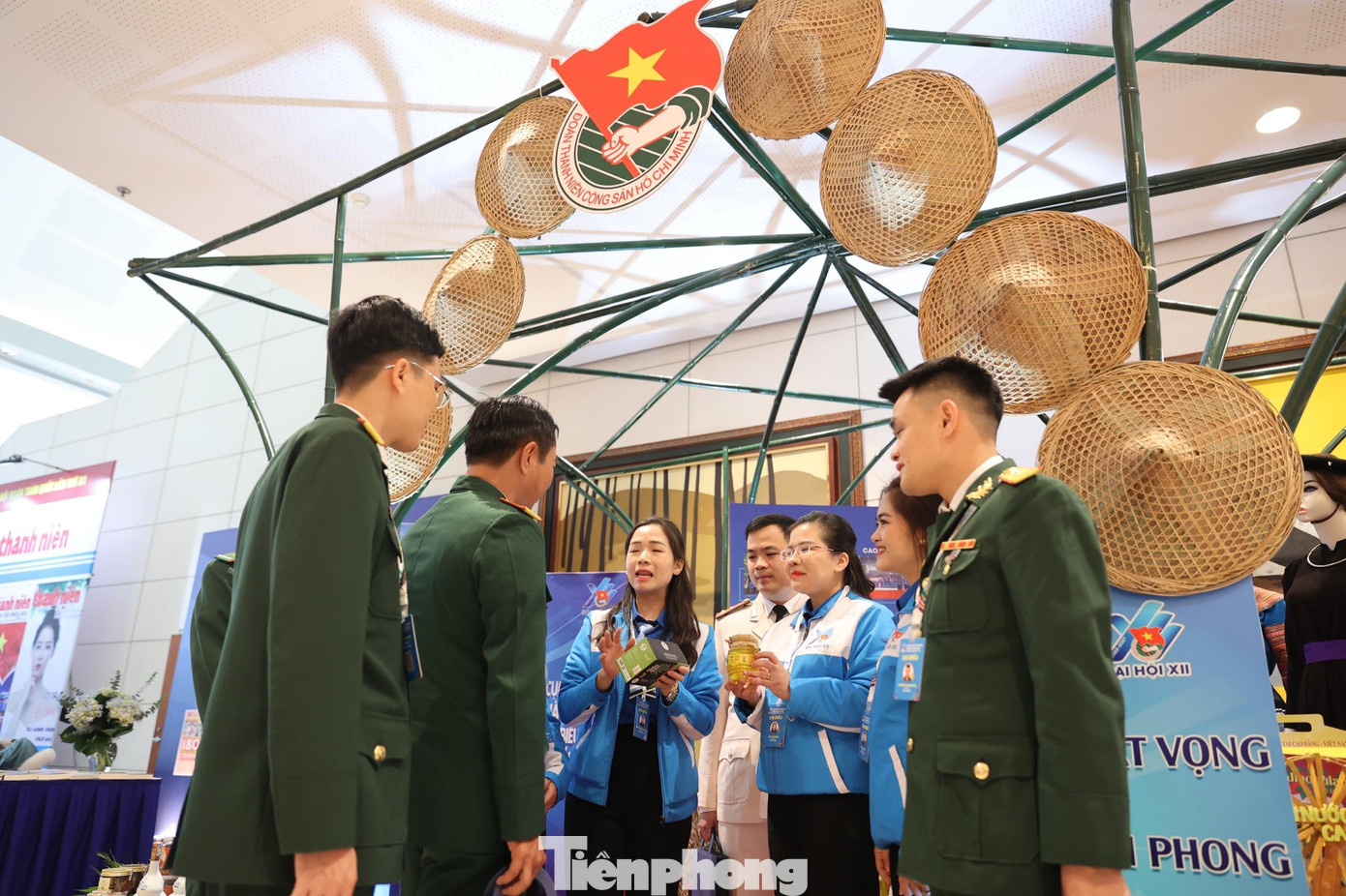 Chị Nguyễn Lê Ngọc Linh (đại biểu đến từ Thanh Hóa) chia sẻ: &quot;Triển lãm ảnh vừa có sự kết hợp của chuyển đổi số, vừa có hình ảnh cây tre truyền thống đã cho thấy, người trẻ vừa phải bám sát những yếu tố truyền thống vừa áp dụng công nghệ sẽ phát triển nhanh chóng và bền vững hơn trong tương lai&quot;. Ảnh: Như Ý