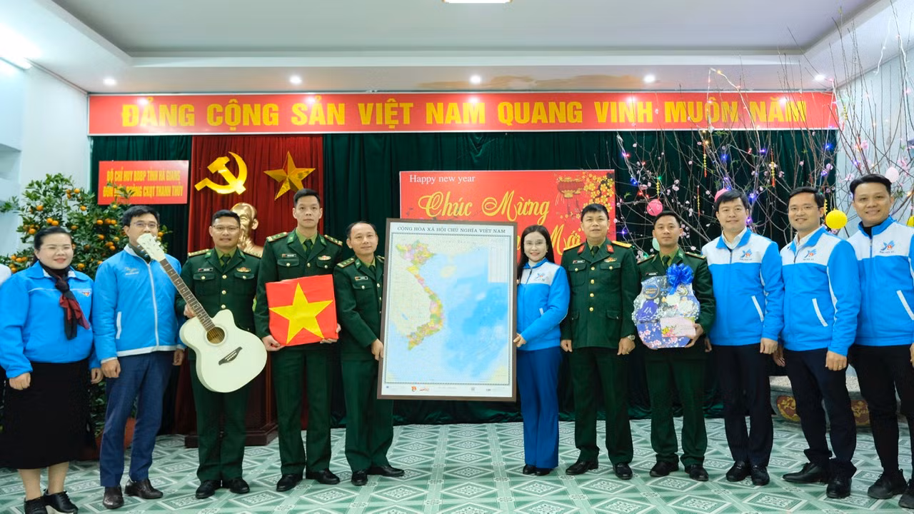 Chị Nguyễn Phạm Duy Trang thăm, tặng quà, giao lưu cùng cán bộ, chiến sĩ tại Đồn Biên phòng Cửa khẩu Quốc tế Thanh Thủy. Ảnh: Châu Linh
