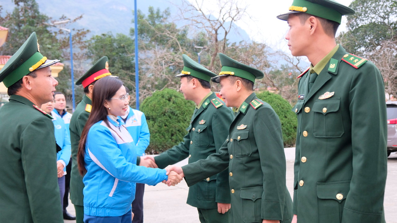 Chị Nguyễn Phạm Duy Trang thăm, tặng quà, giao lưu cùng cán bộ, chiến sĩ tại Đồn Biên phòng Cửa khẩu Quốc tế Thanh Thủy. Ảnh: Châu Linh Chị Nguyễn Phạm Duy Trang thăm, tặng quà, giao lưu cùng cán bộ, chiến sĩ tại Đồn Biên phòng Cửa khẩu Quốc tế Thanh Thủy. Ảnh: Châu Linh