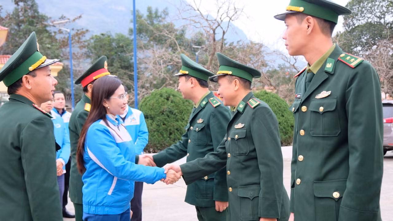 Chị Nguyễn Phạm Duy Trang thăm, tặng quà, giao lưu cùng cán bộ, chiến sĩ tại Đồn Biên phòng Cửa khẩu Quốc tế Thanh Thủy. Ảnh: Châu Linh