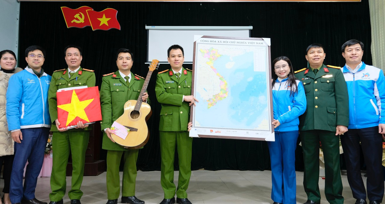 Chị Nguyễn Phạm Duy Trang thăm, tặng quà cho Công an xã Thanh Thủy. Ảnh: Châu Linh Chị Nguyễn Phạm Duy Trang thăm, tặng quà cho Công an xã Thanh Thủy. Ảnh: Châu Linh