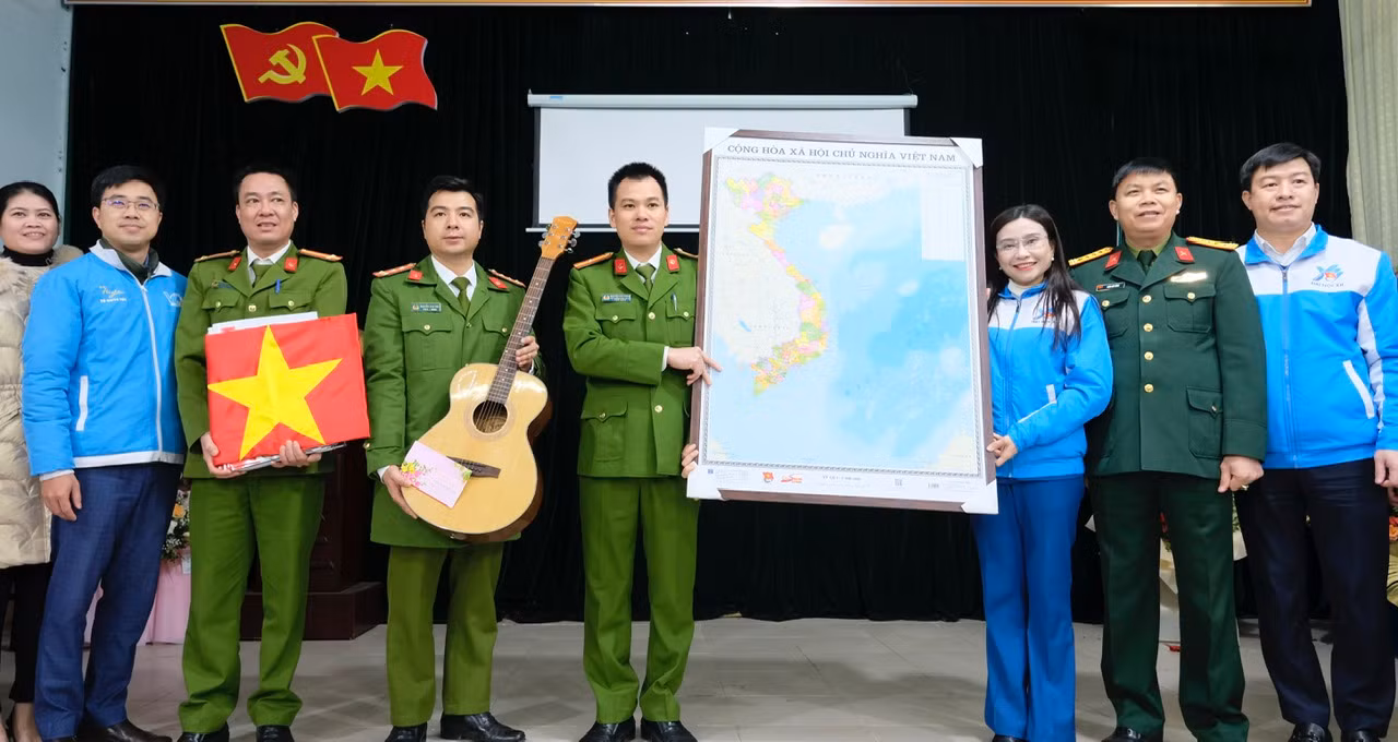 Chị Nguyễn Phạm Duy Trang thăm, tặng quà cho Công an xã Thanh Thủy. Ảnh: Châu Linh